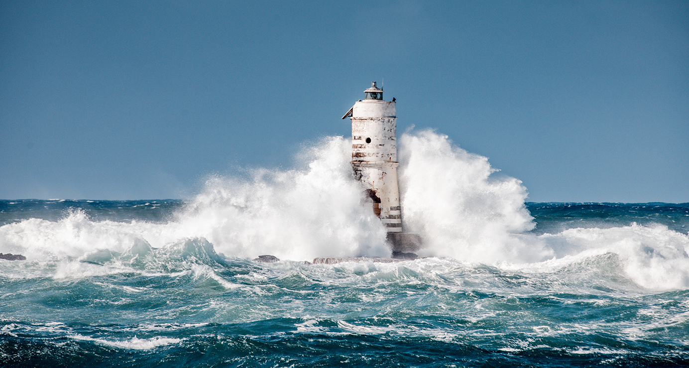 Phare balayé par les vagues